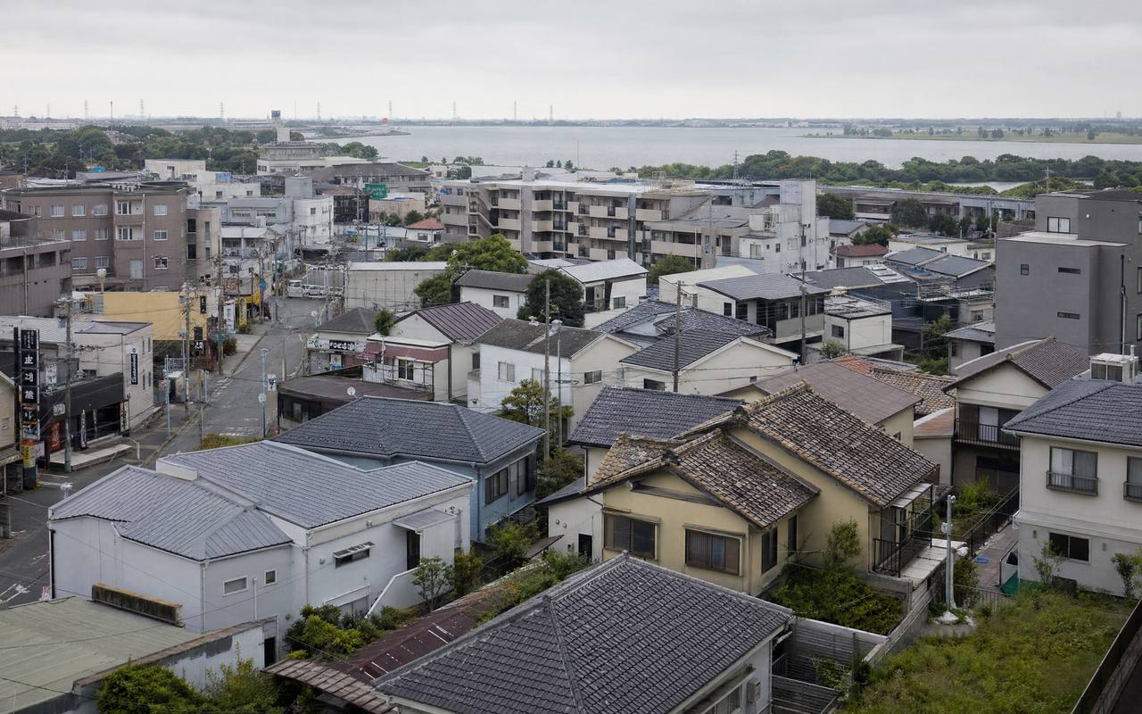 柏・松戸の常磐線沿線ベッドタウン。築古戸建てと現代マンションが混在する住宅地の街並み写真。