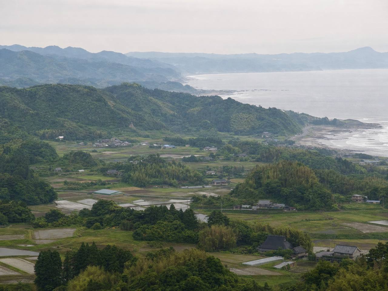 夷隅・君津・館山の房総南部。里山と農地、奥に房総の海岸線が見える俯瞰写真。