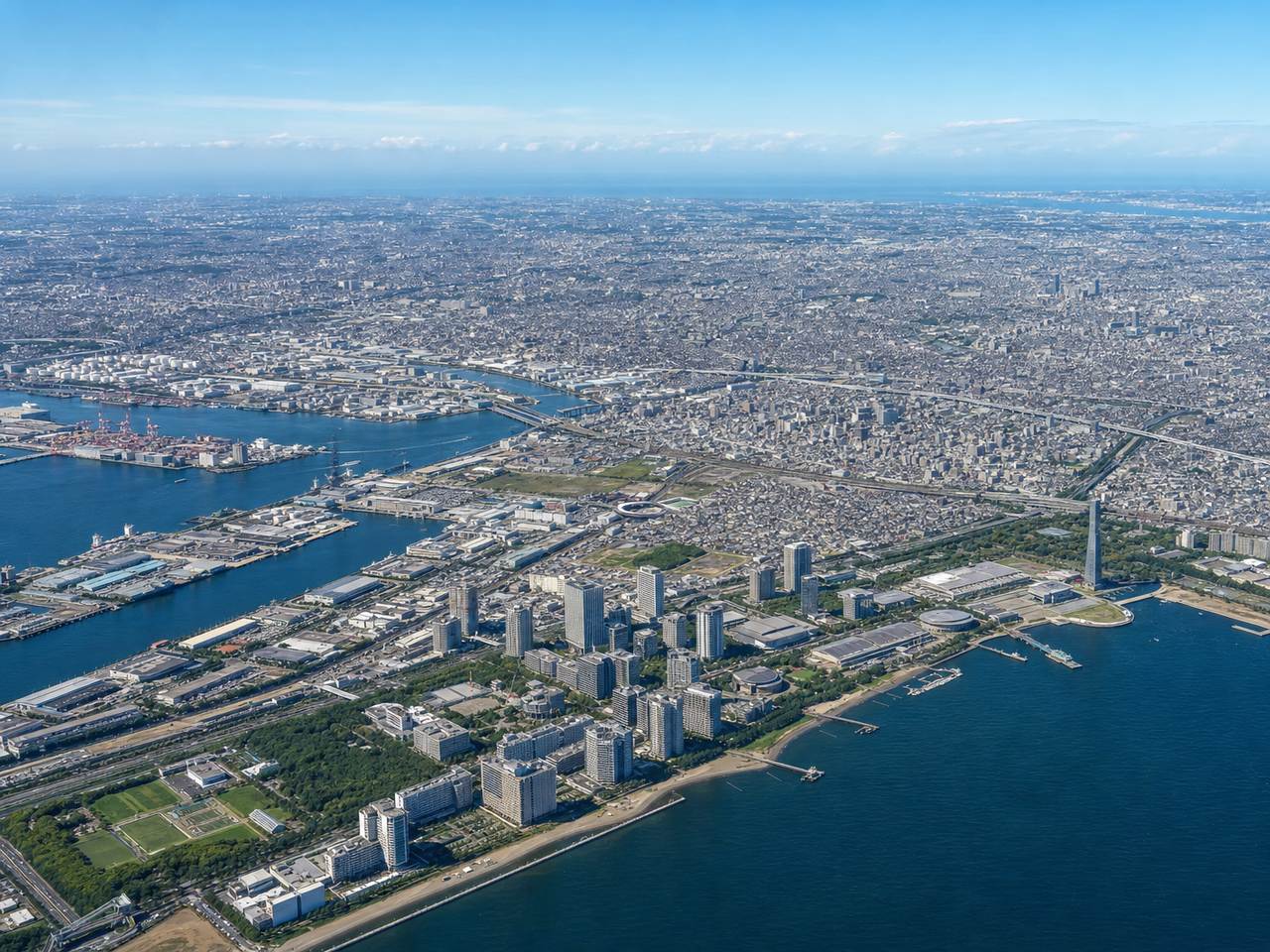 千葉市・船橋の京葉湾岸エリア。湾岸の高層ビル群と住宅地、奥に海岸線が見える俯瞰写真。