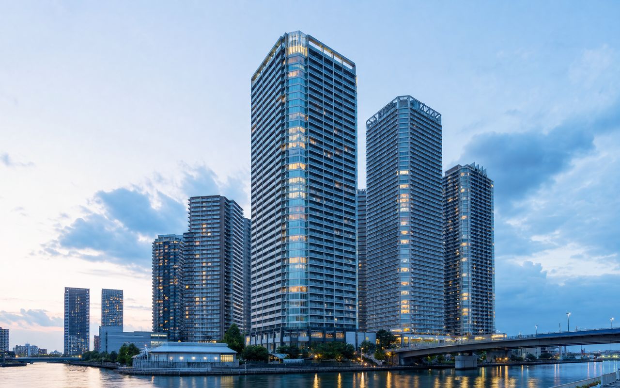 横浜みなとみらい・武蔵小杉の高層タワーマンション群。湾岸の超高層ビル群を見上げた写真。