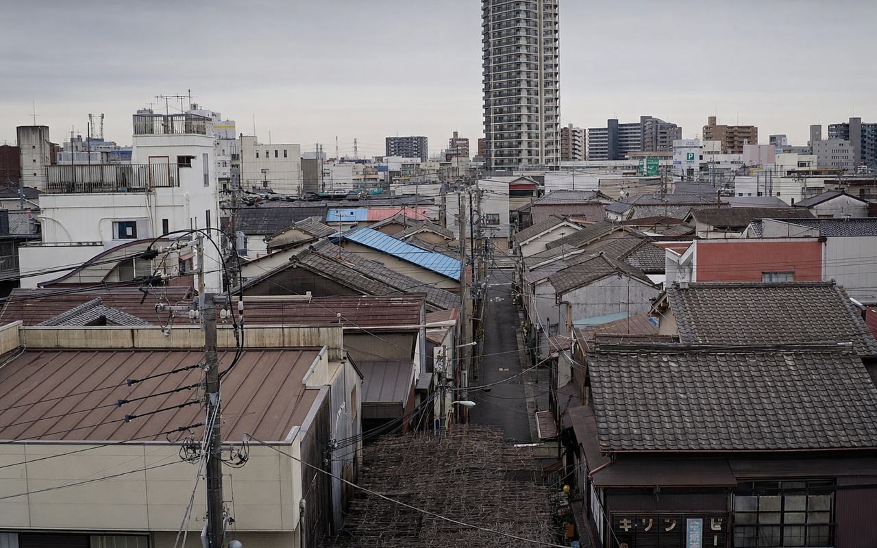 蕨・川口の京浜東北線沿線。戦後の古い木造住宅と再開発タワマンが混在する住宅密集地の写真。