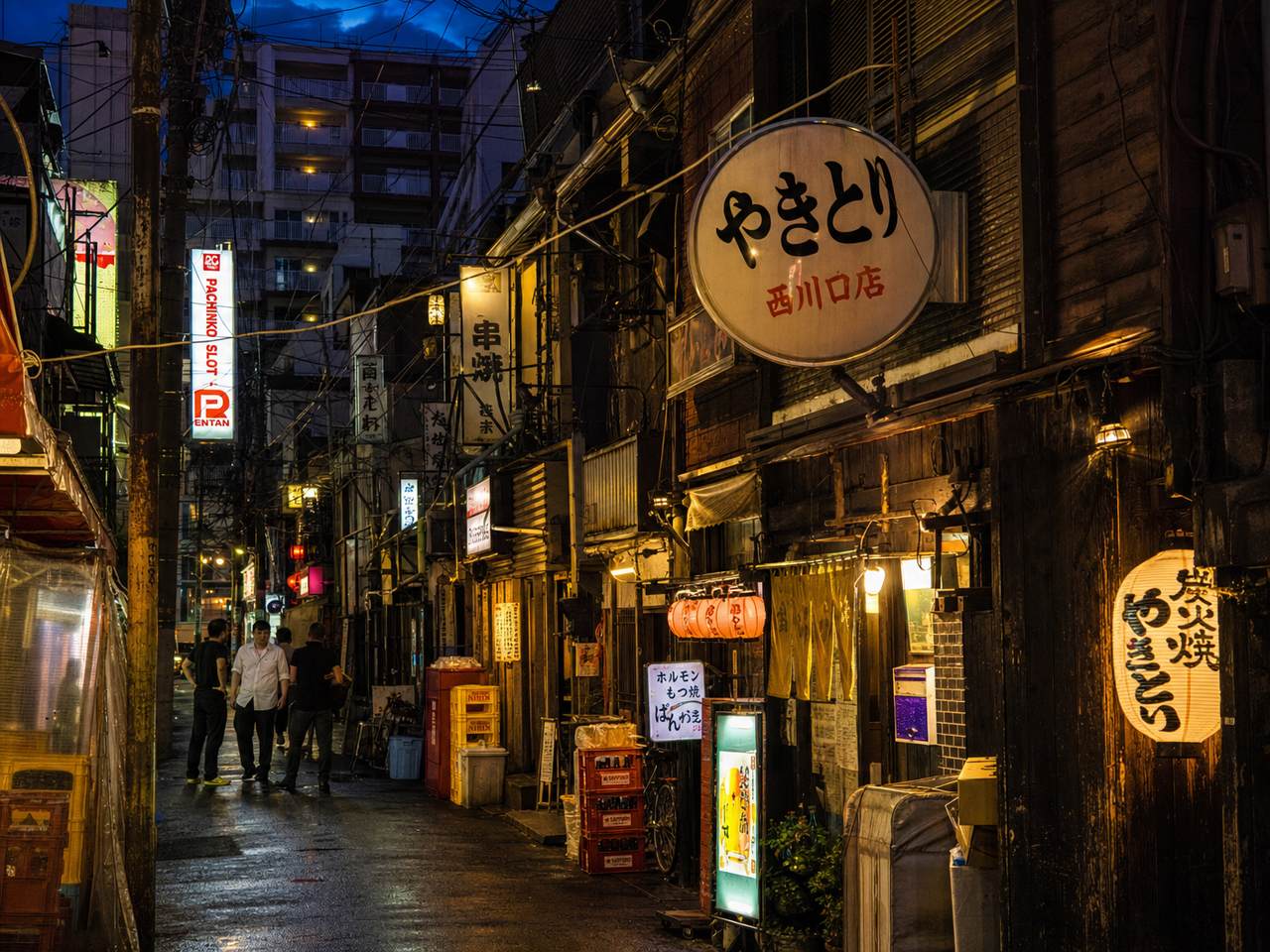 西川口・芝の飲食店街。古い木造商業ビルと飲食店が密集する旧市街地の俯瞰写真。