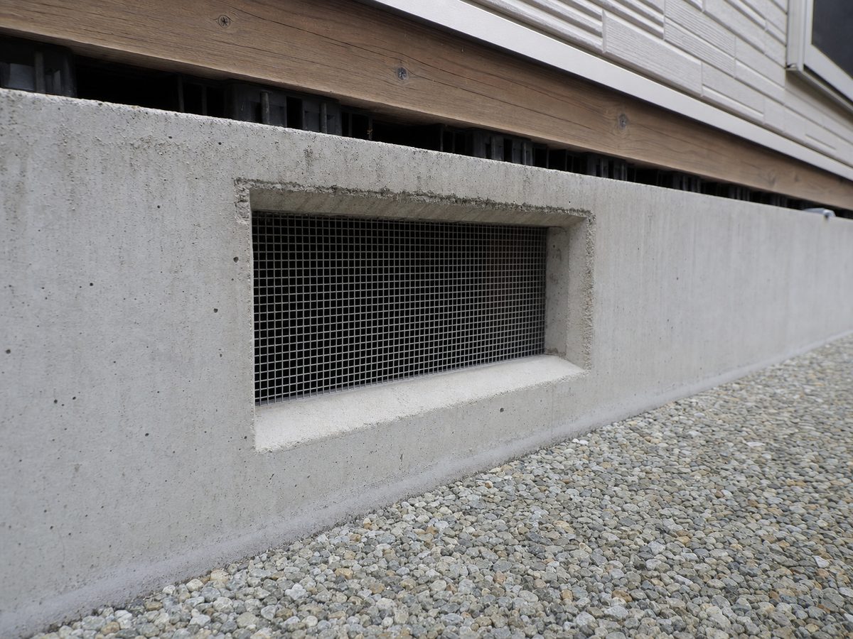 戸建て住宅の床下通気口・基礎パッキンまわり。地面側からの侵入経路を示す写真。