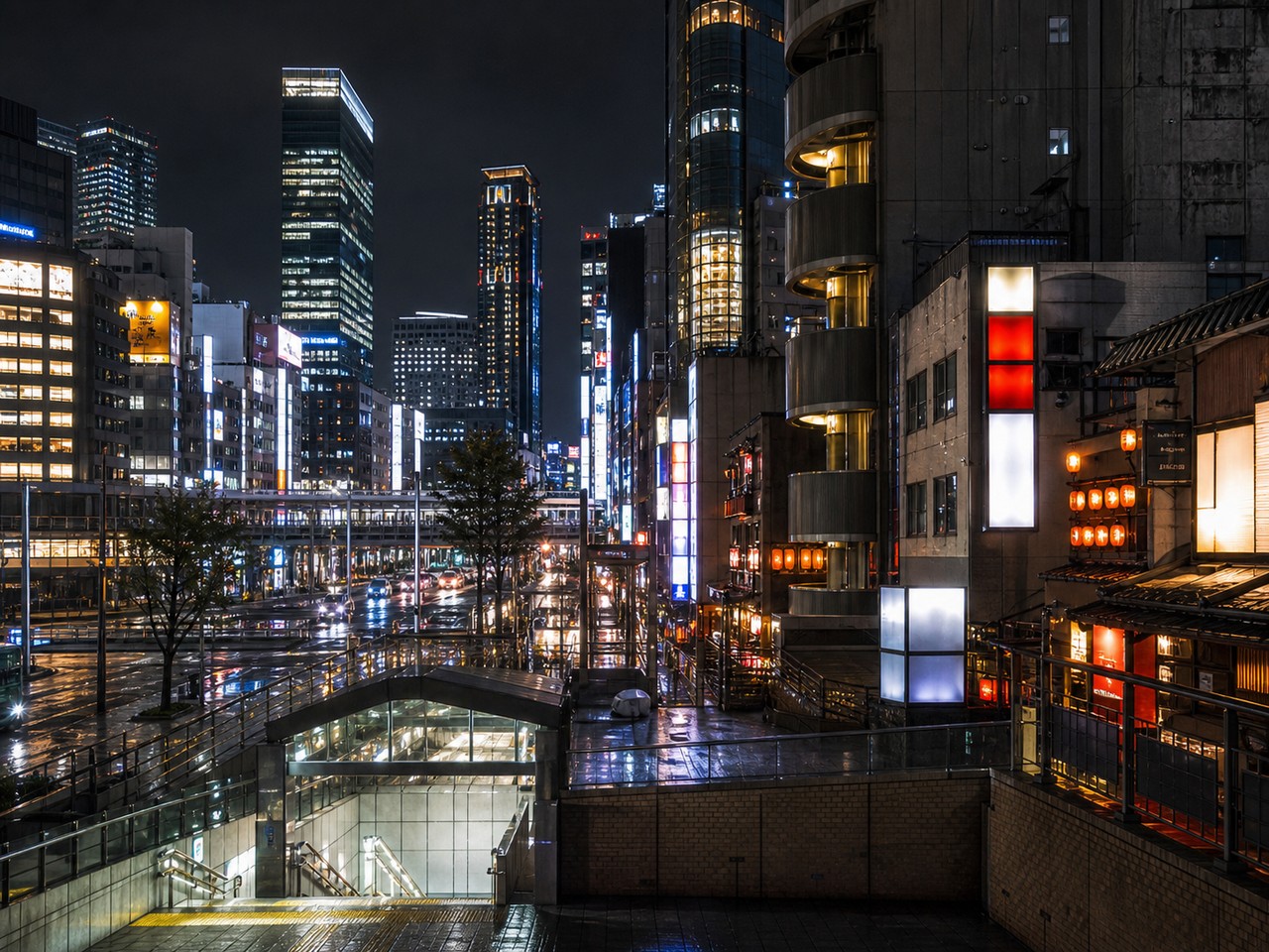 名古屋・栄と錦三丁目の繁華街の夜景。ネオン看板と地下街入口が広がる写真。