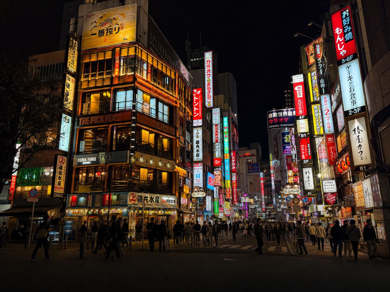 東京の繁華街。新宿・渋谷・池袋の飲食ビル密集エリアの夜景と看板群が映る写真。